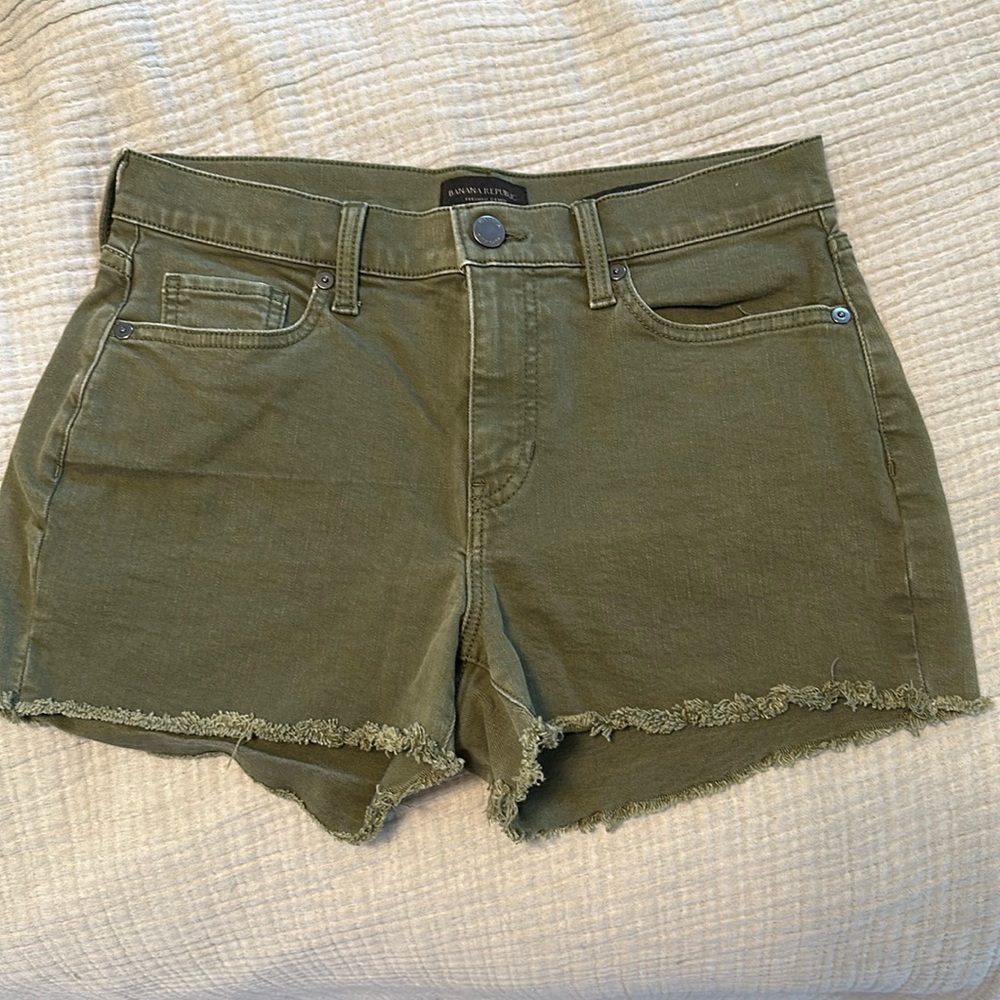 Banana Republic mid rise 3” short sz 28